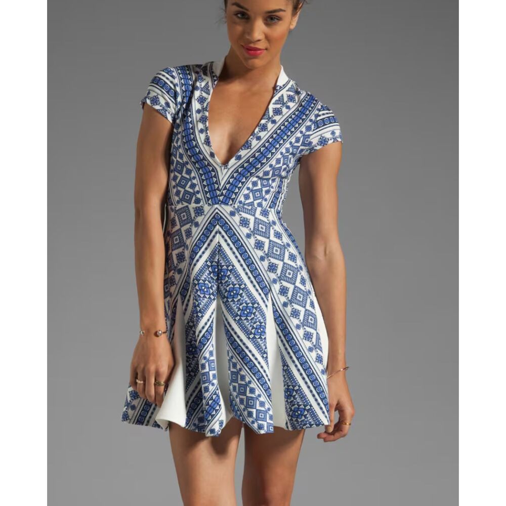 PENCEY Patterned V-Neck Skater Dress Blue Sz 2